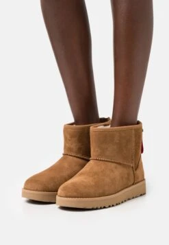 Ugg Classic Mini Logo Zip - Korte Laarzen - Chestnut