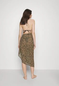 Bruno Banani Pareo - Strandaccessoire - Leo 7 Bruno Banani Pareo - Strandaccessoire - Leo -Dameskledingwinkel 59919bffd6f948c397646b67ab8cb859