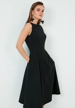 LELA Crew Neck Pleated Midi - Cocktailjurk - Black -Dameskledingwinkel 6e9ae0d79729410a8c52ceeb2264a85a