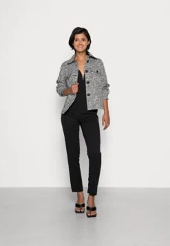 Dameskledingwinkel -Dameskledingwinkel 8b0ba3896b9644cdb545705c3e8a1b65